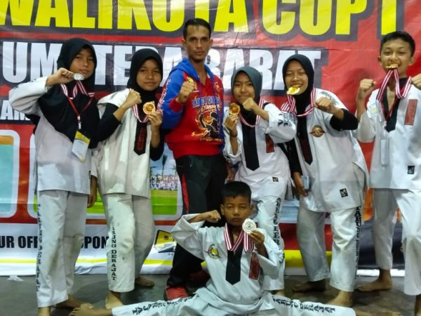 Atlet Agam Sabet 6 Medali Kejuaraan Junior Tarung Derajat di Pariaman